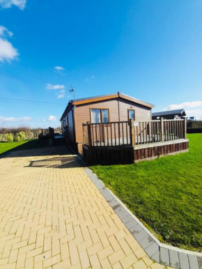 Hedgerow Lodge with Hot Tub